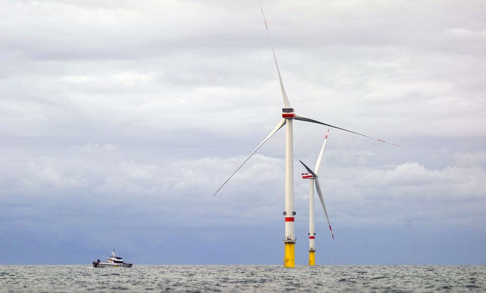 Offshore wind turbines and vessel